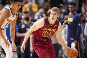 转折点尼斯手感冰凉；欧联赛后攻防权衡；压力陡增；身体对抗强度拉满的简单介绍